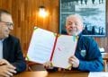 Presidente Lula exibe documento assinado da lei que cria a renovação automática da CNH