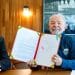 Presidente Lula exibe documento assinado da lei que cria a renovação automática da CNH
