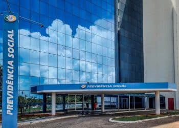 Fachada do edifício-sede da Previdência Social, órgão que define as regras para acumular dois benefícios do INSS