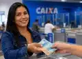 Mulher sorridente recebendo dinheiro na Caixa, representando o pagamento do lote extra do PIS/Pasep 2026.