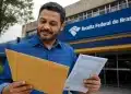 Brasileiro conferindo envelope e documentos do Imposto de Renda em frente à Receita Federal, simbolizando o próximo lote de restituição.