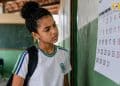 Estudante de escola pública observa calendário na parede após mudanças administrativas do MEC no programa Pé-de-Meia