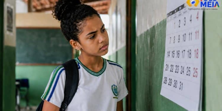 Estudante de escola pública observa calendário na parede após mudanças administrativas do MEC no programa Pé-de-Meia