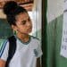 Estudante de escola pública observa calendário na parede após mudanças administrativas do MEC no programa Pé-de-Meia