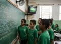 Estudantes observam na lousa o calendário de junho de 2026 com os jogos da Copa, em sala que terá rotina mantida durante o Mundial.