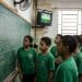Estudantes observam na lousa o calendário de junho de 2026 com os jogos da Copa, em sala que terá rotina mantida durante o Mundial.