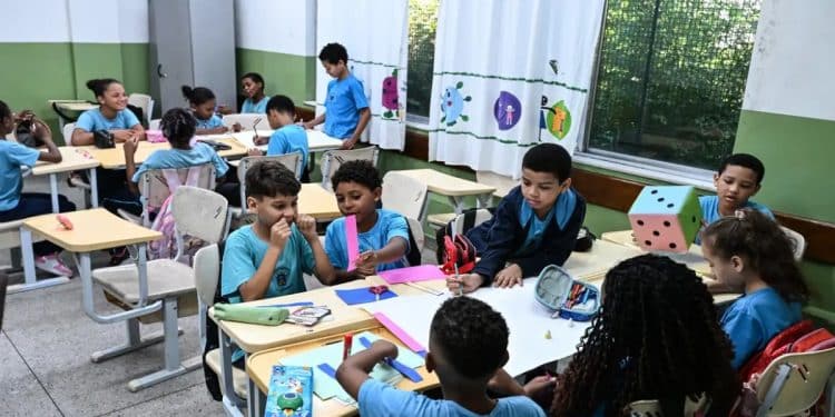 Turma da educação básica em escola pública, etapa em que o piso define o piso da carreira docente