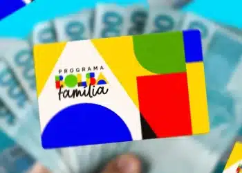 Cartão do Programa Bolsa Família em destaque com notas de dinheiro ao fundo, representando o pagamento do benefício na segunda-feira, 29 de junho.