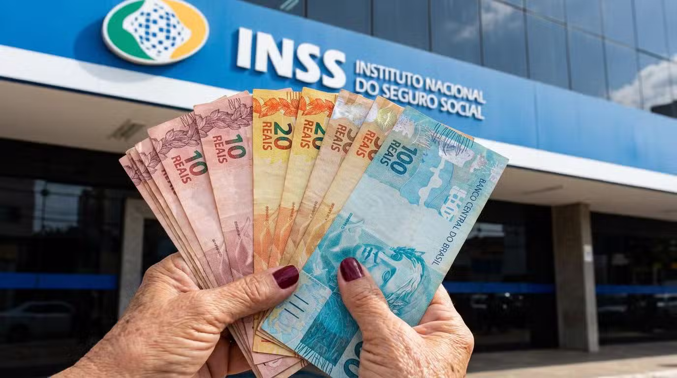 Cédulas de real e logo do INSS simbolizam a segunda parcela do 13º salário paga junto com o benefício de maio