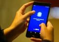 Mãos seguram celular com o aplicativo da Carteira de Trabalho Digital aberto na tela