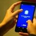 Mãos seguram celular com o aplicativo da Carteira de Trabalho Digital aberto na tela