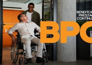 Homem em cadeira de rodas com acompanhante representando o pagamento do BPC de junho de 2026 pelo INSS