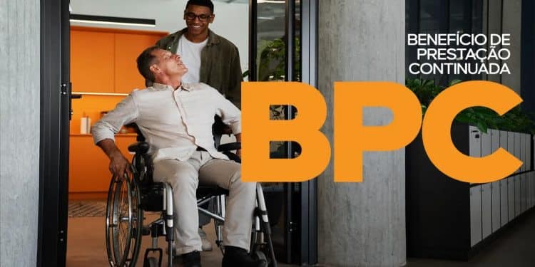 Homem em cadeira de rodas com acompanhante representando o pagamento do BPC de junho de 2026 pelo INSS