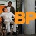 Homem em cadeira de rodas com acompanhante representando o pagamento do BPC de junho de 2026 pelo INSS