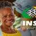 Mulher idosa sorrindo ao lado de cédulas de real e do logotipo do INSS, representando os pagamentos de junho aos beneficiários acima do salário mínimo
