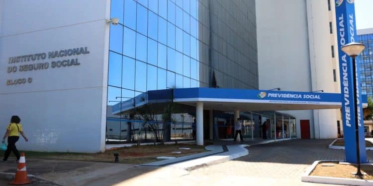 Fachada do prédio do INSS, instituto que paga aposentadorias, pensões, auxílios e BPC em junho de 2026.