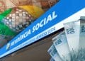 Fachada da Previdência Social e cédulas de 100 reais, representando a folha de pagamento do INSS de junho de 2026.