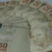 Cédulas de cinquenta reais representam o calendário do pagamento do Pé-de-Meia escalonado por mês de nascimento