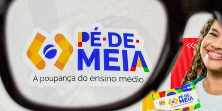 Logo do Pé-de-Meia e estudante com o cartão do programa, que libera novos valores em junho de 2026