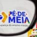 Logo do Pé-de-Meia e estudante com o cartão do programa, que libera novos valores em junho de 2026