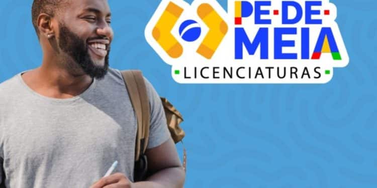 Estudante universitário sorridente com mochila ao lado do logotipo do programa