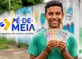 Estudante do ensino médio segura cédulas ao lado do logo do Pé-de-Meia, que vai pagar R$ 600 a novos alunos