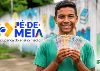 Estudante do ensino médio segura cédulas ao lado do logo do Pé-de-Meia, que vai pagar R$ 600 a novos alunos