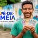 Estudante do ensino médio segura cédulas ao lado do logo do Pé-de-Meia, que vai pagar R$ 600 a novos alunos
