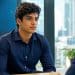 Jovem de camisa azul ouve o recrutador em uma entrevista de emprego, momento em que são feitas as cinco perguntas mais comuns para candidatos da Geração Z
