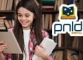 Estudante sorridente lendo em um tablet ao lado do logo do PNLD Digital, com estante de livros ao fundo