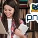 Estudante sorridente lendo em um tablet ao lado do logo do PNLD Digital, com estante de livros ao fundo