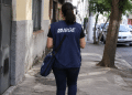 Recenseadora do IBGE caminhando em rua urbana, representando seleção com 8.238 vagas de nível médio.