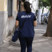 Recenseadora do IBGE caminhando em rua urbana, representando seleção com 8.238 vagas de nível médio.