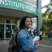 Estudante com caderno em frente ao Instituto Federal, que abriu seleção com 337 vagas gratuitas em cursos técnicos e graduação