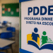 Cartaz do Programa Dinheiro Direto na Escola fixado em sala de aula que aguarda recursos do PDDE 2026