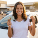 Jovem motorista segura a CNH e a chave do carro após conquistar a habilitação em 2026