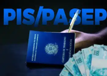 Carteira de Trabalho azul, notas de 100 reais e mão segurando caneta com fundo PIS/Pasep, simbolizando o pagamento do ressarcimento PIS/Pasep no dia 25/6.