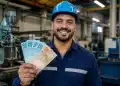 Homem sorridente segurando cédulas de reais, representando profissões que permitem ganhar R$ 15 mil sem faculdade