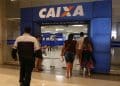 Pessoas entram em uma agência da Caixa, banco que paga o Saque Calamidade do FGTS de até R$ 6.220