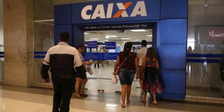 Pessoas entram em uma agência da Caixa, banco que paga o Saque Calamidade do FGTS de até R$ 6.220