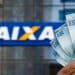 Mão segura cédulas de R$ 100 diante da fachada de uma agência da Caixa, banco que paga o saque calamidade do FGTS em junho.