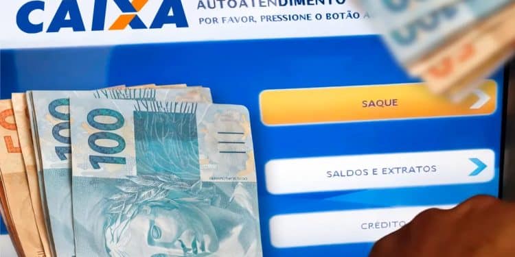 Tela de autoatendimento da Caixa com a opção "Saque" em destaque e cédulas de real, representando o Saque Calamidade do FGTS.