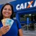 Mulher sorridente segura notas de real diante de uma agência da CAIXA, representando a liberação do Saque Calamidade do FGTS.