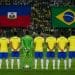 Imagem ilustrativa de jogadores da Seleção Brasileira perfilados em campo diante das bandeiras do Haiti e do Brasil, em referência ao jogo Brasil x Haiti pela Copa do Mundo 2026