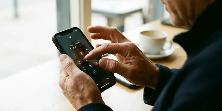 Pessoa digitando a senha de bloqueio no iPhone para aumentar a proteção de dados e a privacidade.