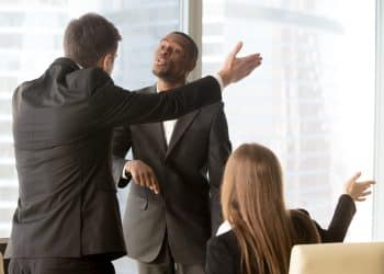 Discussão acalorada no trabalho ilustra os traços de quem foi mimado na infância e levou as marcas para a vida adulta