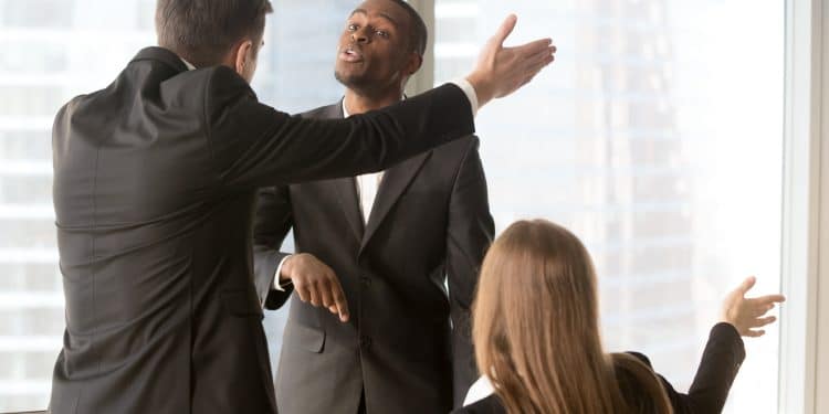 Discussão acalorada no trabalho ilustra os traços de quem foi mimado na infância e levou as marcas para a vida adulta
