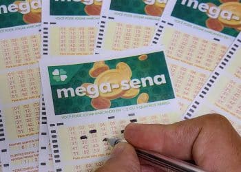 Mão preenchendo volante da Mega-Sena, que paga R$ 42 milhões no sorteio de sábado