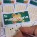 Mão preenchendo volante da Mega-Sena, que paga R$ 42 milhões no sorteio de sábado
