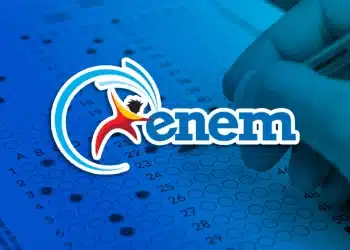 Cartão-resposta do Enem com marcações, caneta e logotipo do exame, ilustrando o pagamento da taxa de inscrição de 2026.